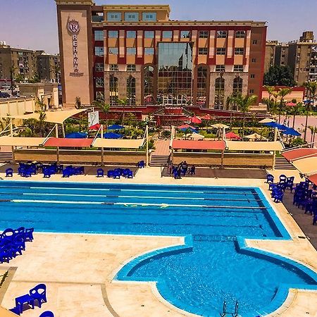 קהיר Rehana Plaza Hotel מראה חיצוני תמונה The swimming pool at the hotel